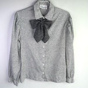 Shapely Vintage Button Down With Blouson Sleeve And Neck Tie Size 8